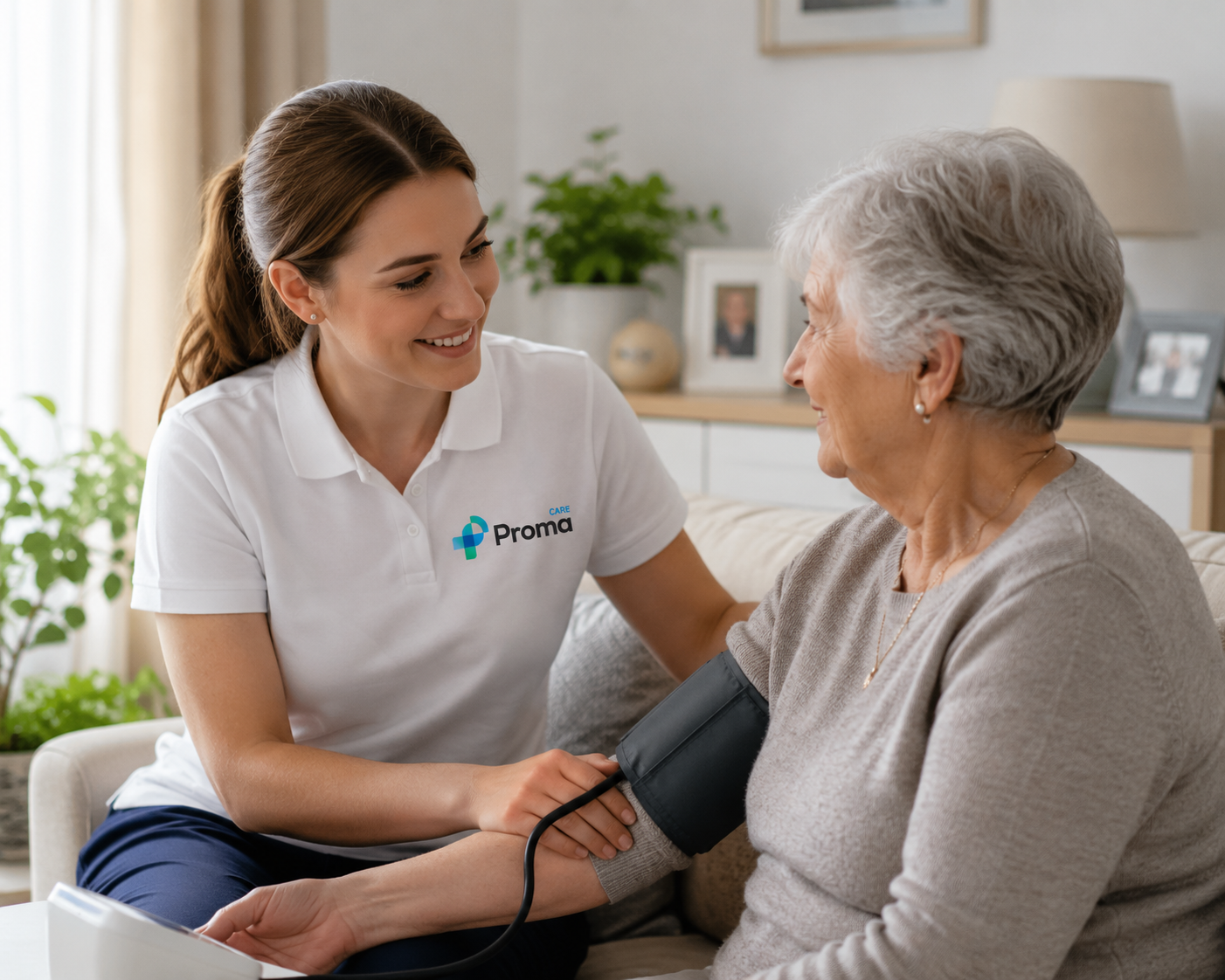 Proma Care Pflegefachperson misst Blutdruck zuhause